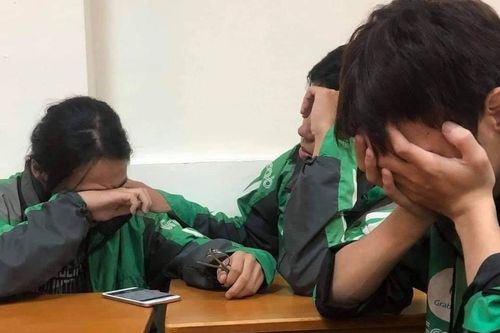 Sinh viên xa nhà bật khóc khi nghe điện thoại của bố mẹ ở quê: Bão đã cuốn đi tất cả...
