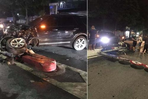 Tung gẫy cột điện, xe 7 chỗ vỡ nát đầu, gãy rời hai bánh