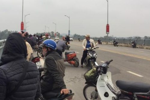 Để lại xe máy trên cầu, nam thanh niên gieo mình xuống sông tự tử