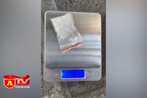 Bị kiểm tra hành chính, đối tượng tự giao nộp ma túy