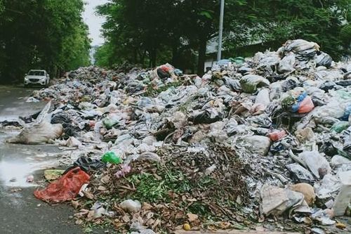 Hà Nội: Hàng trăm tấn rác thải bủa vây các tuyến đường quận Nam Từ Liêm