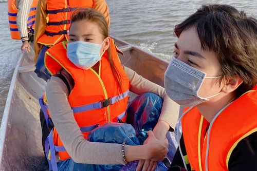 Thúy Diễm: 'Tôi bị chỉ trích làm màu khi đi cứu trợ miền Trung'