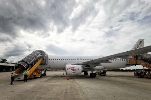 Hàng loạt chuyến bay cất cánh sớm để né bão số 9