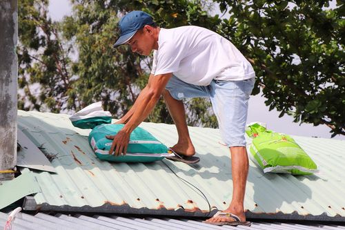 Người dân gia cố nhà cửa trước khi đi tránh bão