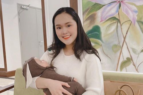 Dàn WAGs có nhan sắc rạng rỡ sau sinh