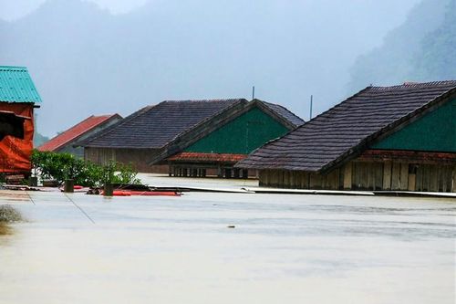 Quốc vương và hoàng hậu Thái Lan gửi điện thăm hỏi lũ lụt miền Trung