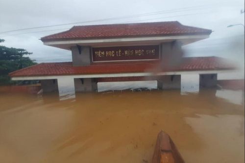 Trường học sập tường, bung cửa vì lũ lụt