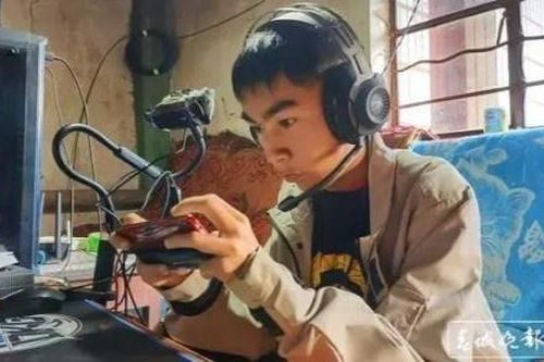 Chàng trai Trung Quốc liệt chân kiếm tiền nhờ livestream chơi game