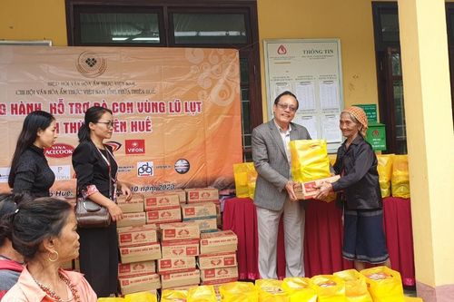 300 suất quà được Hiệp hội Văn hóa Ẩm thực Việt Nam trao đến tay người dân vùng lũ