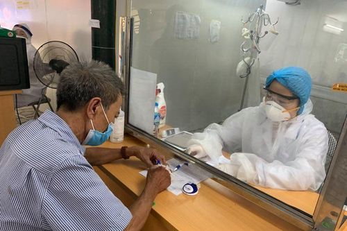 Người dân buộc phải đeo khẩu trang tại nơi công cộng