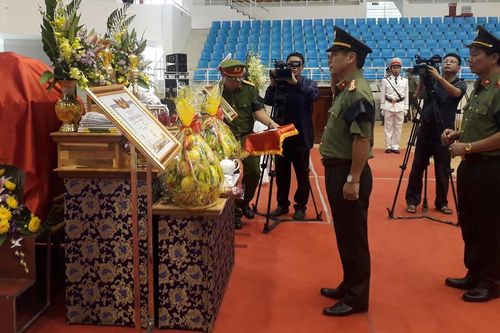 Thương tiếc tiễn đưa người chiến sĩ quên mình vì dân