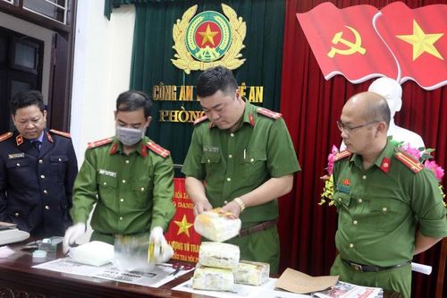 Hơn 6 giờ dầm mưa, lội suối bắt kẻ buôn ma túy