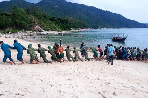 Lực lượng vũ trang Quảng Nam tăng cường giúp dân phòng, chống bão số 9