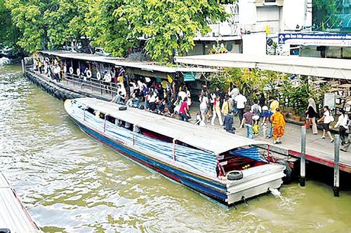 Giảm kẹt xe bằng… thuyền