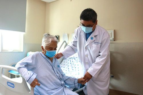 Phẫu thuật thay khớp cho cụ bà 105 tuổi có nhiều bệnh lý nền