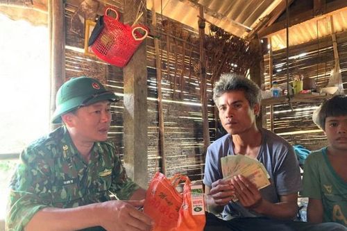 Phát hiện số tiền lớn trong gói hàng cứu trợ, một gia đình nghèo xin trả lại