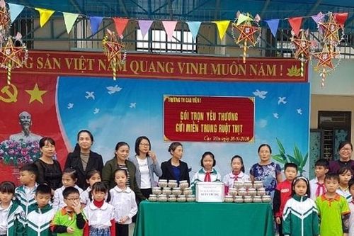 Thanh thiếu nhi Thủ đô 'Gói trọn yêu thương - gửi miền Trung ruột thịt'