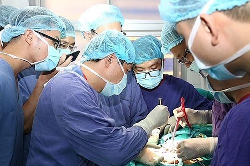 Liên tiếp hai người đàn ông nhập việc sau khi làm 'chuyện ấy'