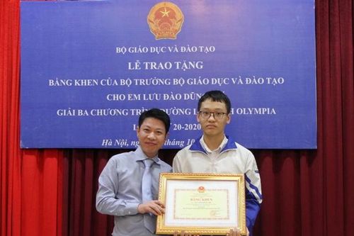 Nam sinh trường chuyên Sư phạm nhận bằng khen của Bộ trưởng Bộ GD&ĐT