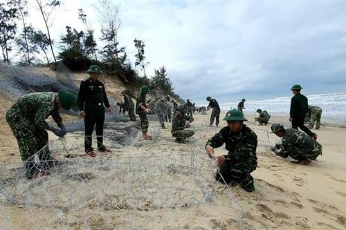 BĐBP Thừa Thiên Huế giúp dân chống sạt lở bờ biển Giang Hải