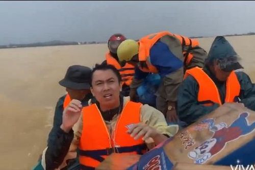 Sau khi bị phê bình quăng đồ cứu trợ, Hồ Việt Trung tiếp tục bị soi đi từ thiện mà răng trắng quá