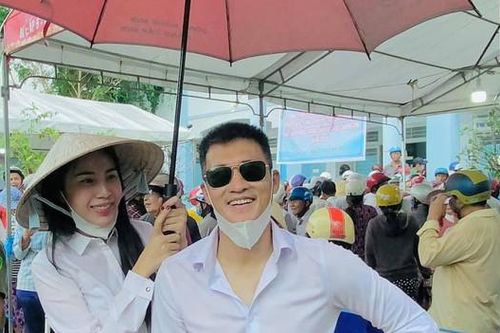 Thủy Tiên- Công Vinh trở lại miền Trung đợt 2 ngay trước cơn bão số 9