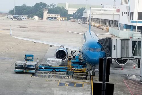 Các hãng hàng không đồng loạt hủy, đẩy giờ bay vì bão số 9