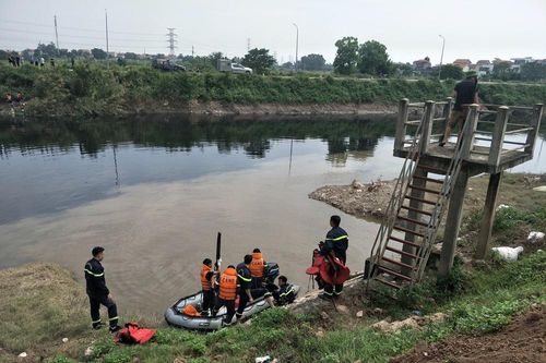 Cận cảnh dẫn giải nghi phạm sát hại nữ sinh ngân hàng đến hiện trường