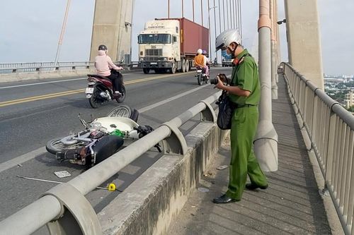 Nam thanh niên đi xe máy nghi bị chém bất tỉnh trên cầu