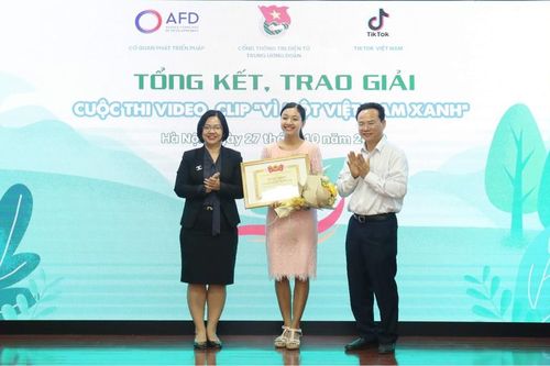 Thí sinh TPHCM nhận cú đúp giải thưởng cuộc thi clip bảo vệ môi trường