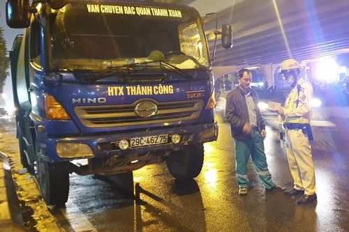 Hình ảnh hàng loạt 'xe vua' chở rác bị xử phạt ở Hà Nội