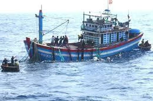Khánh Hòa: Tàu đánh cá chìm, chưa tìm được 12 thuyền viên