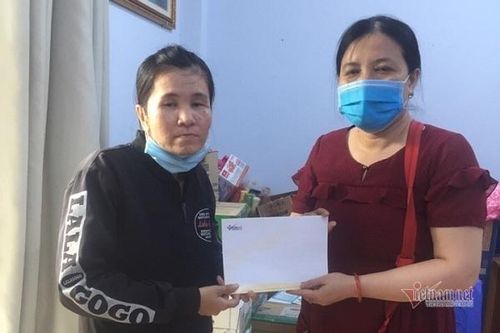 Trao hơn 74 triệu đồng cho mẹ con bé Dương Khang