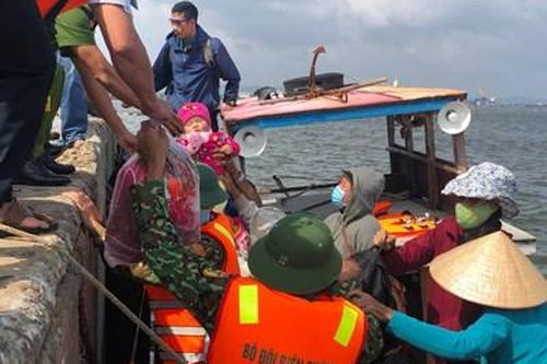 Các tỉnh miền Trung khẩn trương sơ tán dân tránh bão số 9, Đà Nẵng cấm người dân ra khỏi nhà từ tối nay