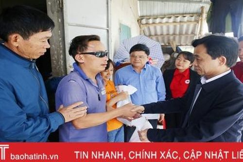 Phó Bí thư Tỉnh ủy Hà Tĩnh thăm hỏi, tặng quà người dân huyện Thạch Hà, Cẩm Xuyên
