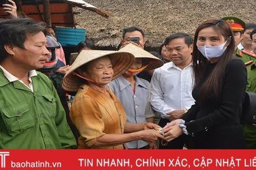 Vợ chồng ca sỹ Thủy Tiên trao quà cho người dân vùng lũ Hà Tĩnh