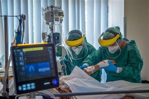 COVID-19 tới 6 giờ sáng 27/10: Thế giới trên 43,7 triệu ca bệnh; châu Âu gia tăng giãn cách