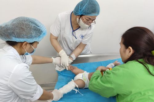 Nghịch bình ủ sữa, bé trai 7 tháng tuổi bỏng nặng