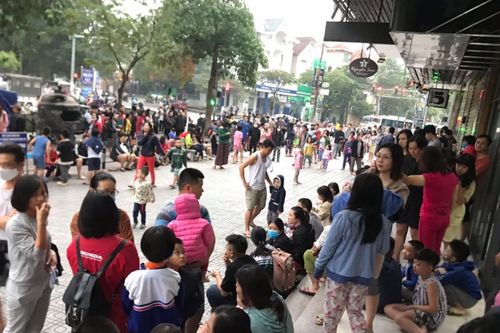 Cháy căn hộ tầng 33 chung cư Linh Đàm, hàng nghìn cư dân ôm trẻ nhỏ tháo chạy xuống đất thoát thân