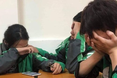 Sự thật bức ảnh 3 sinh viên khoác áo xe ôm công nghệ buồn bã ở góc lớp cùng câu chuyện đặc biệt phía sau