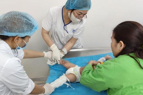 Mẹ bất cẩn để bình ủ sữa dưới sàn khiến bé trai 7 tháng tuổi bị bỏng nặng