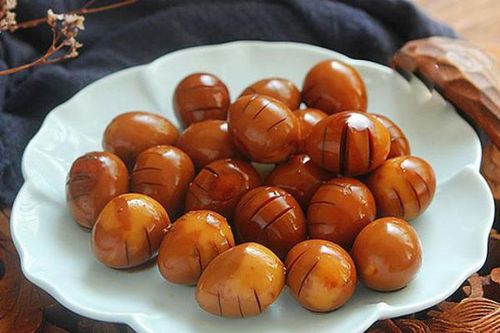 Om trứng cút không cần nước, thêm lon này vào lại được món ngon không tưởng