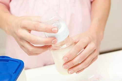 Nghiên cứu mới: Trẻ sơ sinh sẽ nuốt phải 1,6 triệu vi nhựa nếu các mẹ pha sữa theo cách này!