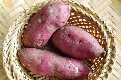 Mua khoai vài hôm là mọc mầm, học ngay cách này để lâu không thối hỏng, vẫn ngọt ngon