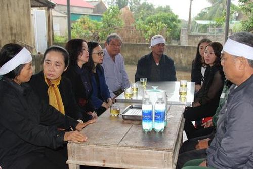 Lãnh đạo Hội LHPN Việt Nam thăm hỏi thân nhân liệt sĩ ở Hà Tĩnh hy sinh khi tham gia cứu nạn