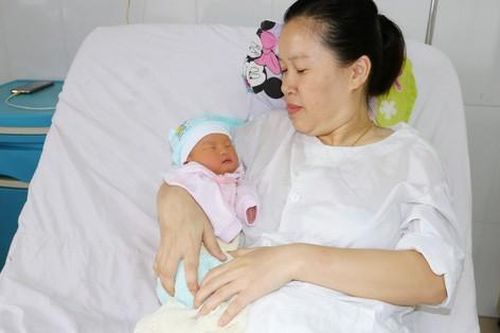 Bóc tách khối u xơ tử cung lớn trong lúc mổ sinh cho bà mẹ 11 năm hiếm muộn