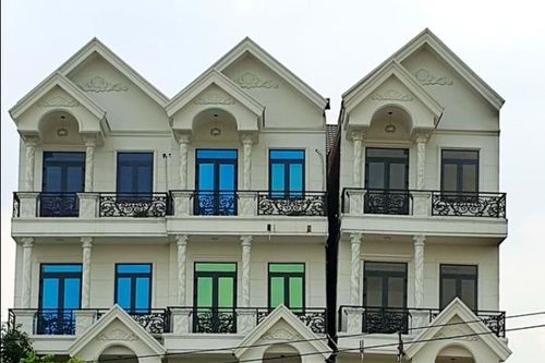 Nhà cao tầng liền kề vừa xây xong đã bị tách làm đôi