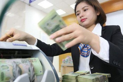 Tiền dồi dào, nhiều ngân hàng bắt đầu hạ lãi suất cho vay