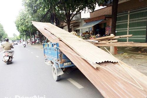 Xe ba gác chở hàng 'siêu dài'