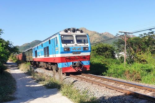Tạm dừng chạy nhiều tàu khách để tránh bão số 9